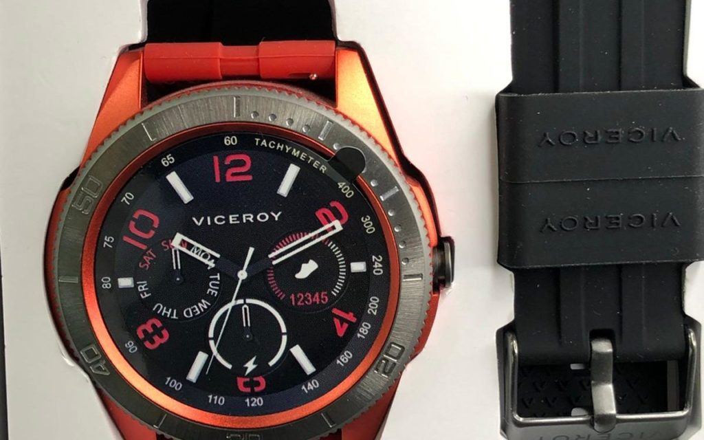Un reloj smartwatch es un reloj digital inteligente que tiene muchas más funcionalidades que un reloj tradicional. A menudo se sincroniza con un teléfono móvil o una tableta y se utiliza para realizar una amplia variedad de tareas, como recibir notificaciones, enviar mensajes de texto, realizar llamadas, realizar un seguimiento de la actividad física y el sueño, controlar la música, usar GPS y mucho más. Los smartwatches también suelen tener pantallas táctiles y ofrecen una variedad de aplicaciones y personalizaciones para adaptarse a las necesidades y preferencias de cada usuario.