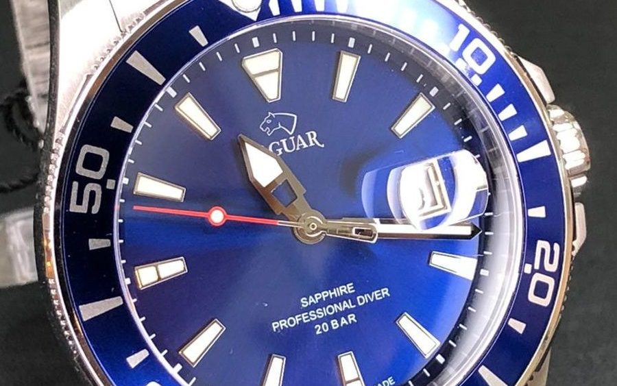 Un reloj de acero automático con esfera azul para hombre es un reloj mecánico que se mueve automáticamente con el movimiento del brazo y está hecho de acero inoxidable duradero y resistente a los arañazos, con una esfera de color azul que puede tener diferentes diseños y detalles, como números o marcadores luminosos. Es una opción elegante y moderna para hombres que buscan un reloj duradero y funcional con un toque de estilo.