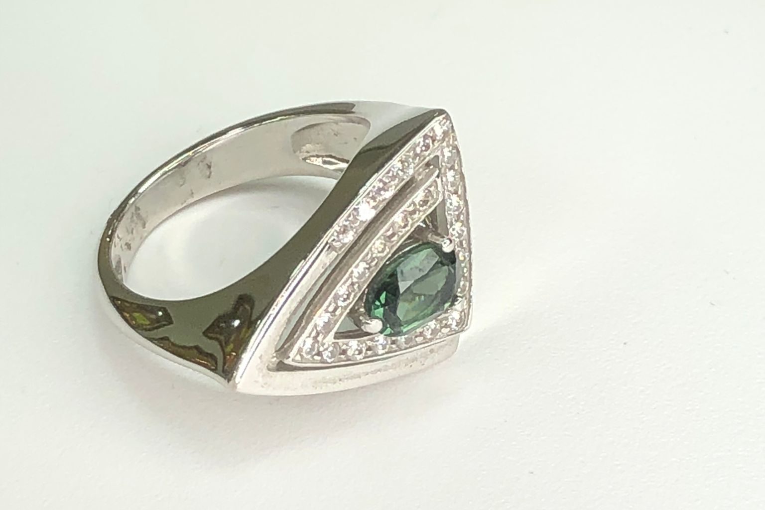 Está elaborada en oro blanco, que es una elección clásica y elegante para cualquier tipo de joya. El oro blanco tiene una apariencia fresca y moderna que lo hace perfecto para aquellos que buscan un estilo más contemporáneo.